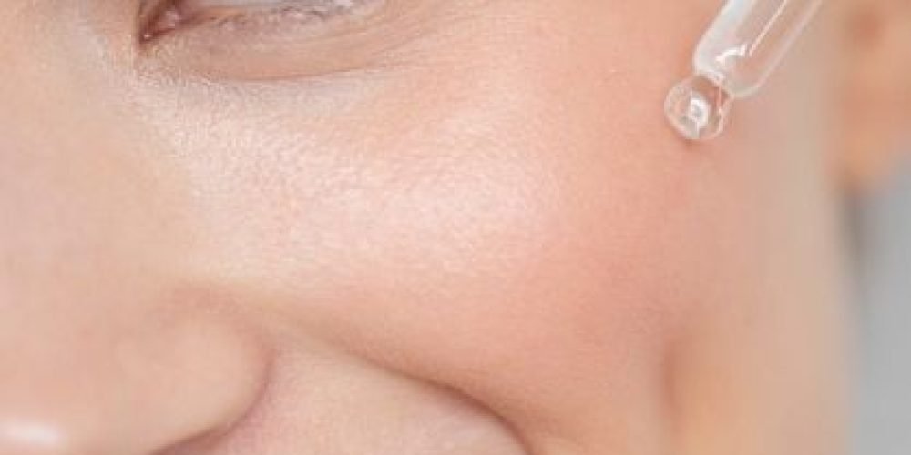 Free Photo _ Portrait of beautiful woman with clear skin using face serum